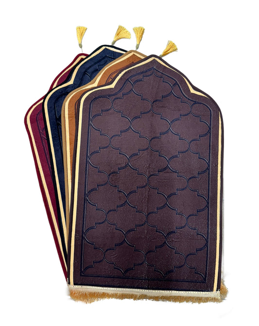 Thick prayer mat with tassels